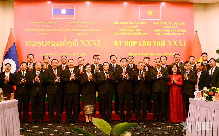 Các đại biểu chụp ảnh lưu niệm.