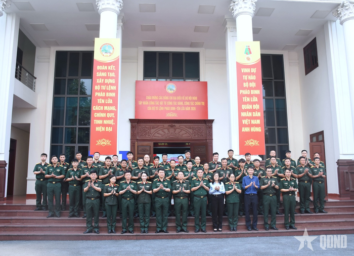 Các đại biểu chụp ảnh lưu niệm.