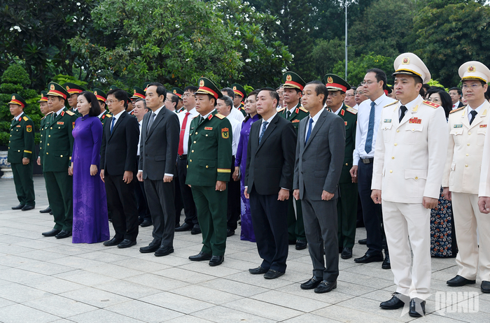 Đồng chí Trần Lưu Quang, Ủy viên Bộ Chính trị, Bí thư Thành ủy TP Hồ Chí Minh; Trung tướng Trần Vinh Ngọc, Bí thư Đảng ủy, Chính ủy Quân khu 7 và các đại biểu dự lễ viếng tại Nghĩa trang Liệt sĩ TP Hồ Chí Minh.
