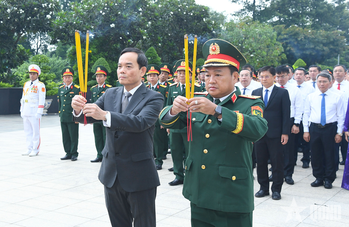 Đồng chí Trần Lưu Quang và Trung tướng Trần Vinh Ngọc dâng hương tưởng nhớ các anh hùng liệt sĩ.