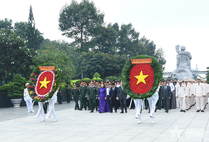 Thành ủy, HĐND, UBND, Ủy ban MTTQ Việt Nam TP Hồ Chí Minh; Đảng ủy, Bộ tư lệnh Quân khu 7 thành kính dâng hoa mang dòng chữ: “Đời đời nhớ ơn các anh hùng liệt sĩ”.