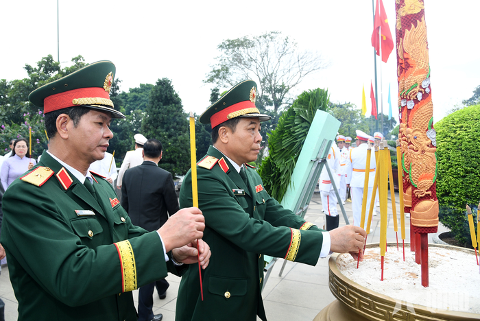 Thiếu tướng Vũ Văn Điền, Tư lệnh Bộ tư lệnh TP Hồ Chí Minh và Thiếu tướng Lê Ngọc Hải, Phó tham mưu trưởng Quân khu 7 dâng hương tri ân các anh hùng liệt sĩ.