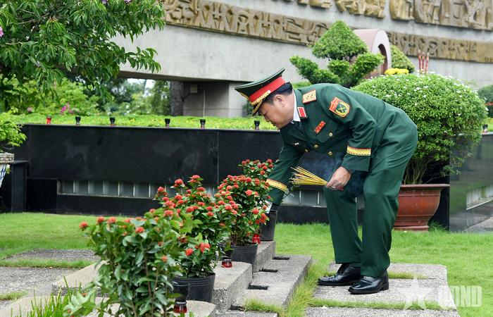 Trung tướng Trần Vinh Ngọc thắp hương tại các phần mộ nguyên thủ trưởng Bộ tư lệnh Quân khu 7.