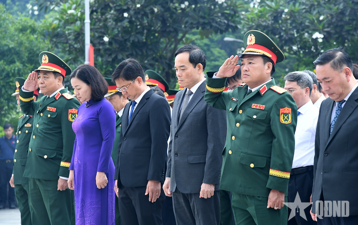 Đại biểu dành phút mặc niệm tưởng nhớ các anh hùng liệt sĩ.