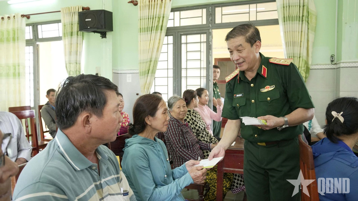  Thượng tướng Trương Thiên Tô trao quà tặng các gia đình chính sách trên địa bàn xã Ba Gia. 