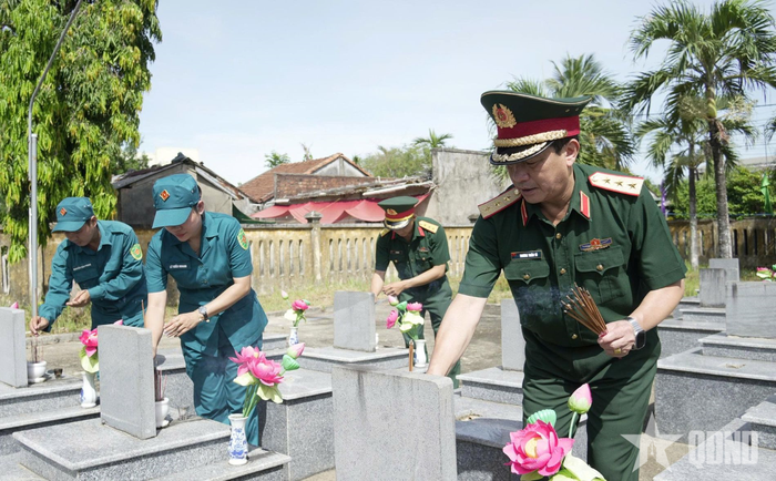  Thượng tướng Trương Thiên Tô dâng hoa, dâng hương tại Đền tưởng niệm Liệt sĩ Sơn Tịnh, Tượng đài Chiến thắng Ba Gia và Nghĩa trang Liệt sĩ Tịnh Trà. 