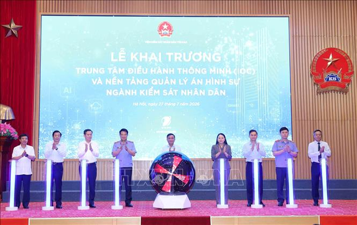 Đồng chí Trần Cẩm Tú cùng các đại biểu thực hiện nghi thức khai trương Trung tâm điều hành thông minh và nền tảng quản lý án hình sự của ngành Kiểm sát nhân dân.