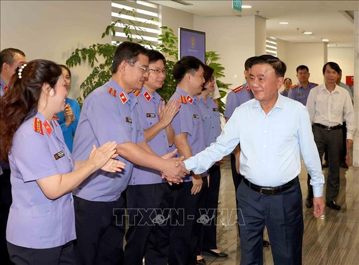 Đồng chí Trần Cẩm Tú thăm Trung tâm điều hành thông minh và nền tảng quản lý án hình sự của ngành Kiểm sát nhân dân.