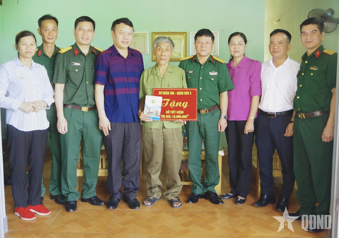 Sư đoàn 395 trao sổ tiết kiệm tặng các gia đình chính sách có hoàn cảnh khó khăn.