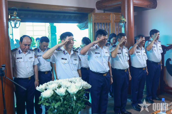 Đoàn công tác bày tỏ lòng biết ơn vô hạn đối với Chủ tịch Hồ Chí Minh, Đại tướng Võ Nguyên Giáp cùng các anh hùng liệt sĩ. 