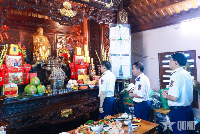 Các đại biểu dâng hương, dâng hoa tưởng nhớ Chủ tịch Hồ Chí Minh. 