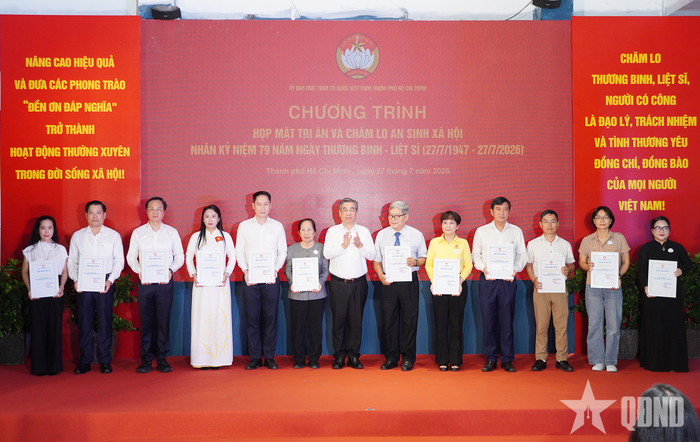 Ban Thường trực Ủy ban MTTQ Việt Nam TP Hồ Chí Minh trao thư cảm ơn đến đơn vị, cá nhân tích cực đồng hành trong công tác “Đền ơn đáp nghĩa”.
