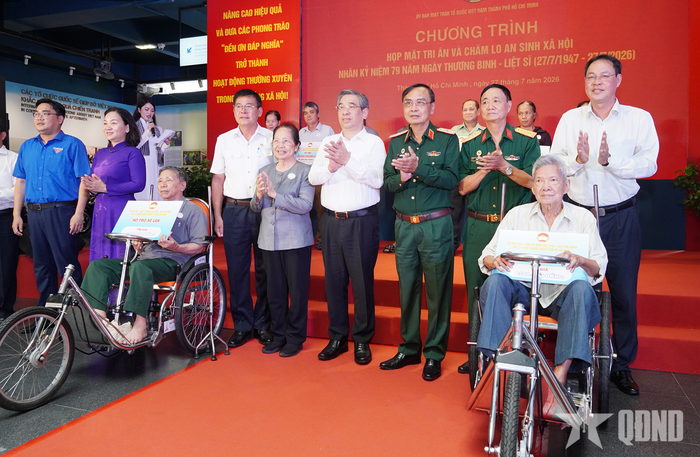 Ban tổ chức trao xe lăn, phần quà ý nghĩa tặng các gia đình chính sách.