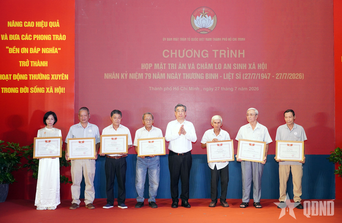 Lãnh đạo Ủy ban MTTQ Việt Nam TP Hồ Chí Minh trao Bằng khen tặng các tập thể, cá nhân đóng góp tích cực trong Chiến dịch 500 ngày đêm.