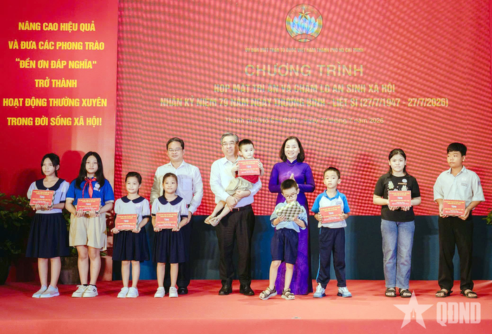 Trao học bổng Nguyễn Hữu Thọ tặng con em gia đình chính sách.