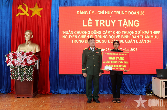 Đại tá Nguyễn Thế Vinh, Chỉ huy trưởng Bộ CHQS tỉnh Gia Lai trao tiền hỗ trợ gia đình Thượng sĩ Kpă Thiêp.