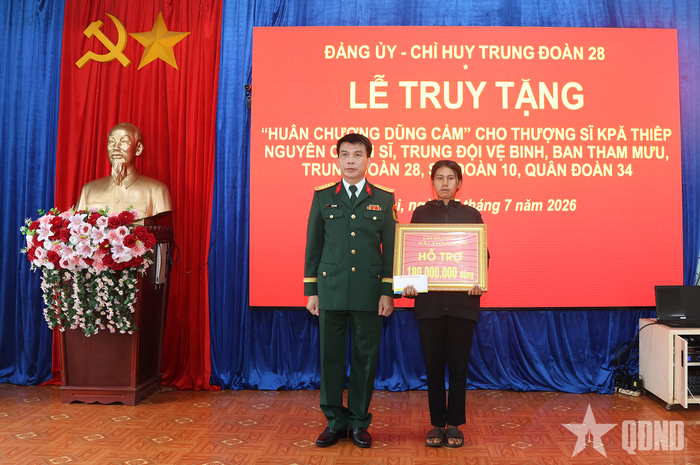 Đại tá Hồ Sỹ Chiến, Bí thư Đảng ủy, Chính ủy Sư đoàn 10 trao tiền hỗ trợ gia đình Thượng sĩ Kpă Thiêp. 
