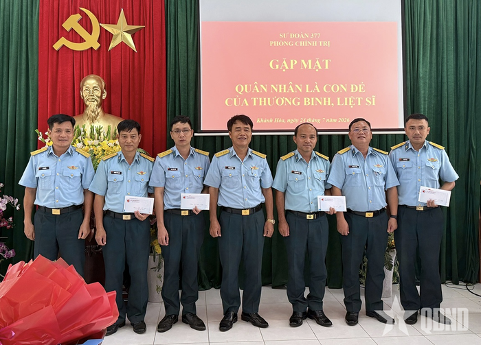  Phòng Chính trị gặp mặt, tặng quà quân nhân là con gia đình có công với cách mạng.