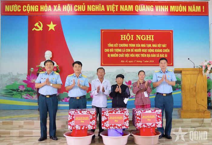  Đại diện Sư đoàn 377 trao quà tặng gia đình chính sách tại xã Bác Ái, tỉnh Khánh Hòa.