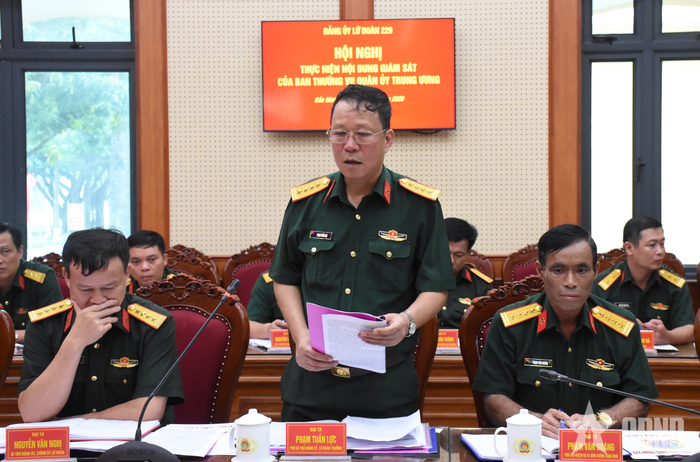  Đại tá Phạm Tuấn Lực, Lữ đoàn trưởng Lữ đoàn 229 phát biểu tại hội nghị. 
