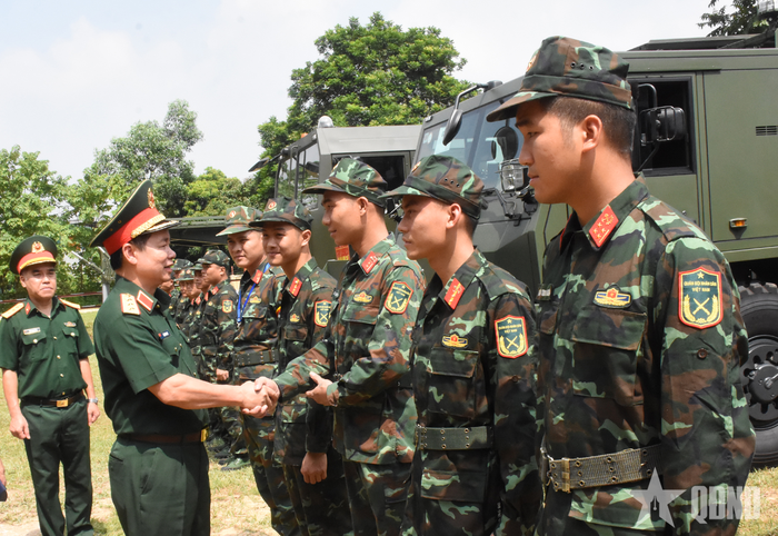  Thượng tướng Đỗ Xuân Tụng động viên Tổ công binh thực hiện thao diễn bắc cầu phao. 
