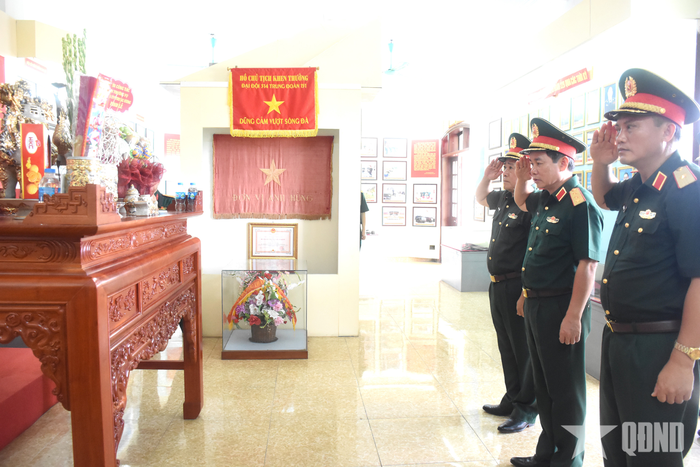 Dịp này, Thượng tướng Đỗ Xuân Tụng và các đại biểu thắp hương tưởng niệm các liệt sĩ của Lữ đoàn 229.