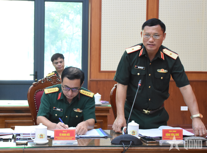  Thiếu tướng Đặng Văn Long, Phó chủ nhiệm Ủy ban Kiểm tra Quân ủy Trung ương, Phó trưởng đoàn giám sát phát biểu tại hội nghị. 