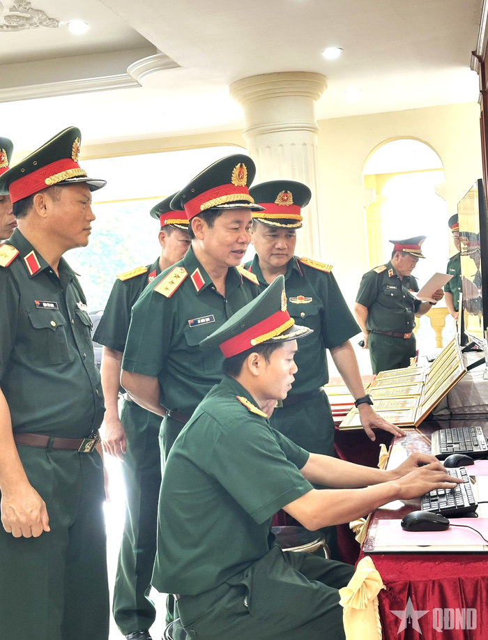  Thượng tướng Đỗ Xuân Tụng nghe giới thiệu về các phần mềm ứng dụng trên nền tảng số phục vụ công tác của đơn vị.
