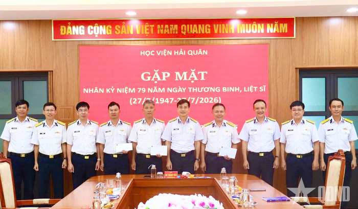 Học viện Hải quân tổ chức trao quà tặng các đối tượng chính sách đang công tác tại Học viện dịp kỷ niệm 79 năm Ngày Thương binh - Liệt sĩ.