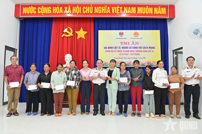  Đoàn công tác Học viện Hải quân trao quà tặng đối tượng chính sách tại xã Trung Khánh Vĩnh, tỉnh Khánh Hòa. 