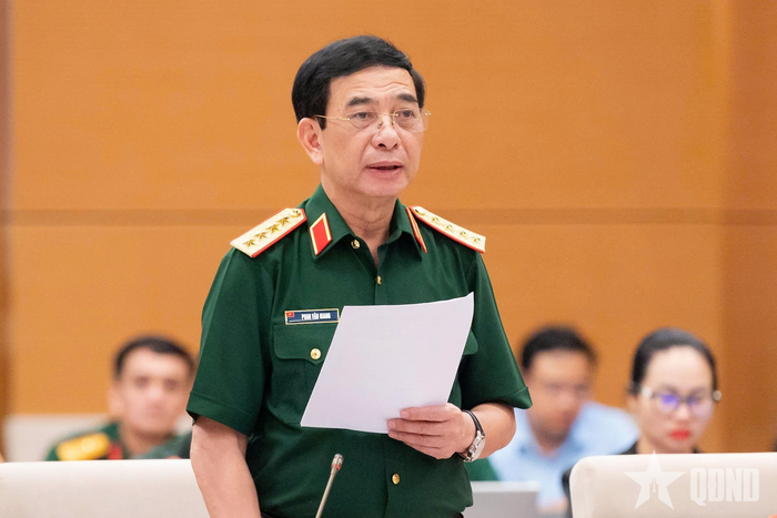 Đại tướng Phan Văn Giang trình bày tờ trình.