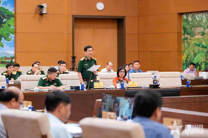 Đại tướng Phan Văn Giang trình bày tờ trình.