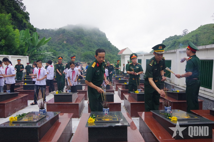  Lãnh đạo Bộ CHQS tỉnh Sơn La, cựu chiến binh và học sinh thành kính dâng hương tưởng niệm các anh hùng liệt sĩ. 