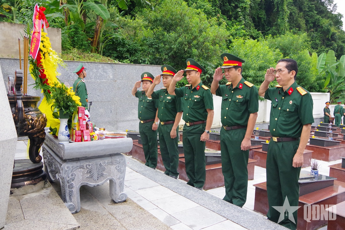  Lãnh đạo Đảng ủy, Bộ CHQS tỉnh Sơn La, cựu chiến binh và các học sinh dâng hoa, dâng hương tưởng niệm các anh hùng liệt sĩ. 