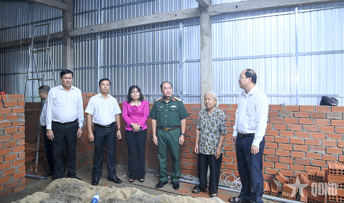  Bí thư Tỉnh ủy Nguyễn Hồ Hải và Thiếu tướng Nguyễn Văn Ngành, Chỉ huy trưởng Bộ CHQS tỉnh Cà mau kiểm tra tiến độ xây dựng nhà ở cho gia đình bà Điệp Thị Đẹp. 