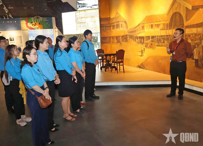  Các đại biểu tìm hiểu về phong trào đấu tranh cách mạng của công nhân Việt Nam.