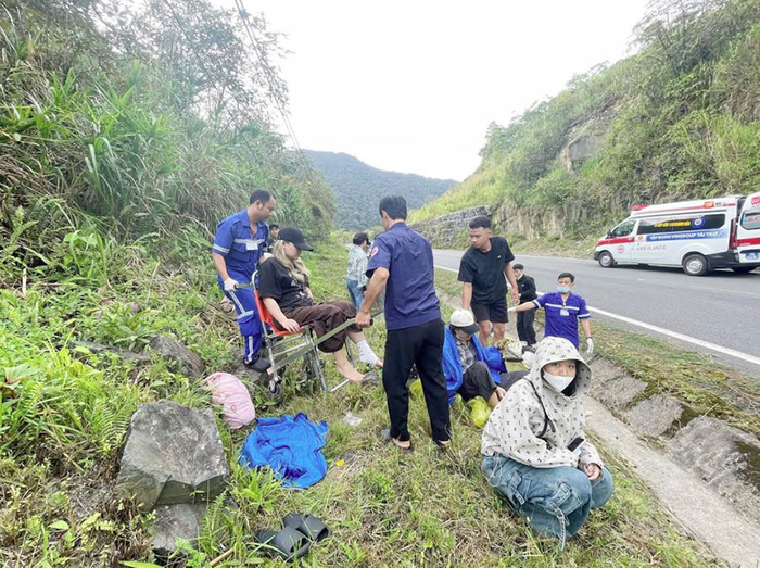 Hành khách bị thương nhẹ phải băng bó. 