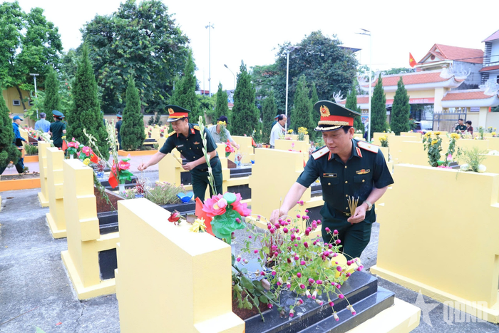 Đoàn công tác dâng hoa, dâng hương tri ân các anh hùng liệt sĩ tại Nghĩa trang liệt sĩ Thạch Đà.