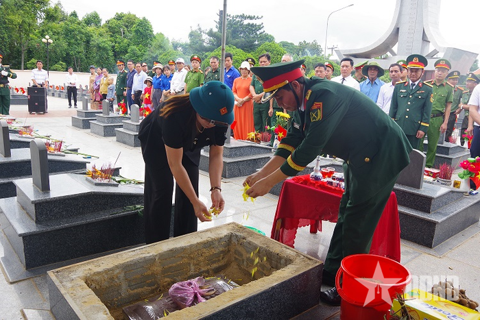 Đại biểu và cán bộ, chiến sĩ Bộ CHQS tỉnh Đắk Lắk tiễn biệt các anh hùng liệt sĩ tại lễ truy điệu.