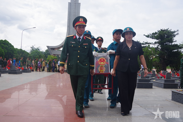 Lễ truy điệu và tiễn đưa các anh hùng liệt sĩ về nơi an nghỉ cuối cùng.