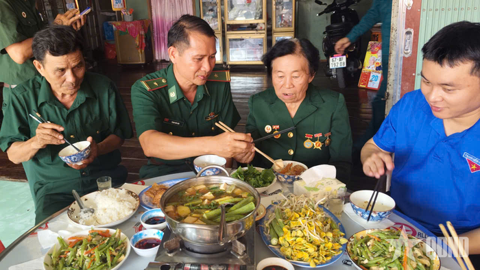 Bộ đội Biên phòng tỉnh An Giang tổ chức bữa cơm tri ân.