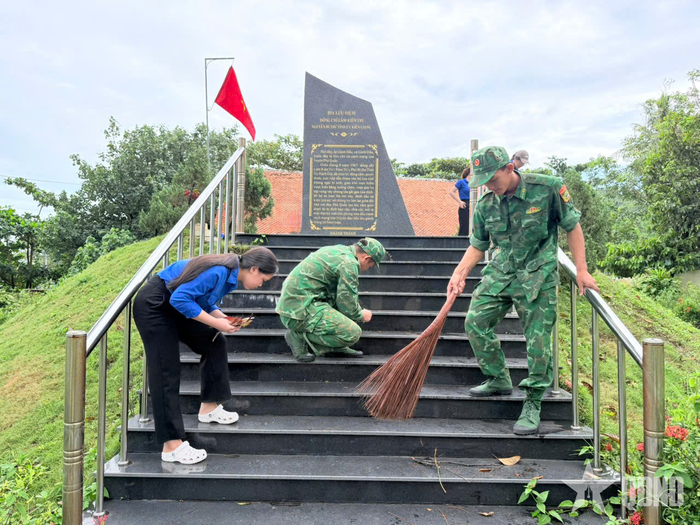 Cán bộ, chiến sĩ dọn dẹp vệ sinh khuôn viên nghĩa trang.