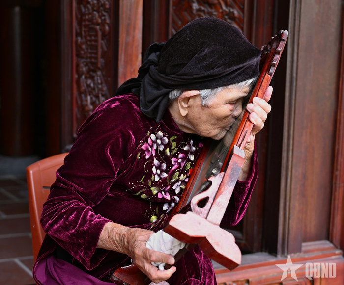 Bà mẹ Việt Nam anh hùng Phan Thị Mùi nâng niu di ảnh người con liệt sĩ đã mãi mãi không trở về. Có những mất mát không thể bù đắp, nhưng luôn được sưởi ấm bằng tình cảm và sự tri ân của cả cộng đồng.