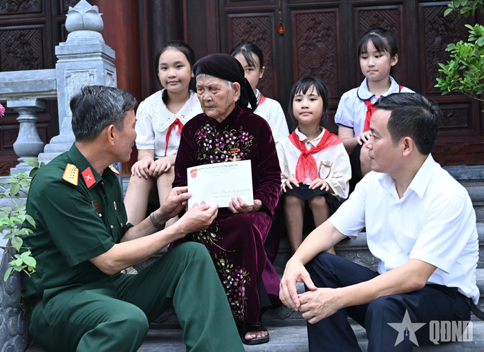  Đại tá Hoàng Văn Hanh, Chủ tịch Hội Hỗ trợ gia đình liệt sĩ tỉnh Thanh Hóa và chính quyền địa phương đến thăm hỏi, tặng quà Bà mẹ Việt Nam anh hùng Phan Thị Mùi. 