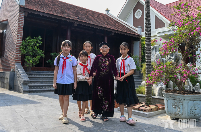 102 mùa xuân đã đi qua, nhưng ánh mắt của mẹ Phan Thị Mùi vẫn ánh lên niềm tin và sự bình yên của một người đã hiến dâng những điều quý giá nhất cho Tổ quốc. 
