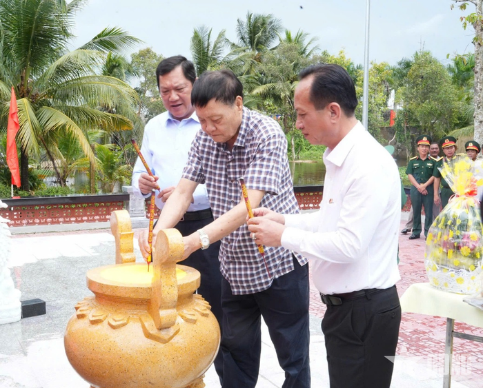  Trung tướng Huỳnh Tiền Phong, nguyên Tư lệnh Quân khu 9 (ở giữa) cùng lãnh đạo HĐND, UBND tỉnh Cà Mau thắp hương tri ân cán bộ, chiến sĩ Tiểu đoàn U Minh 2 trong công cuộc đấu tranh giải phóng dân tộc, bảo vệ Tổ quốc. 