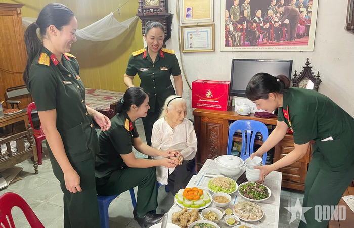 Bữa cơm ấm cúng của Hội Phụ nữ Bộ CHQS tỉnh Thái Nguyên tại nhà Bà mẹ Việt Nam anh hùng Nguyễn Thị Lợi.