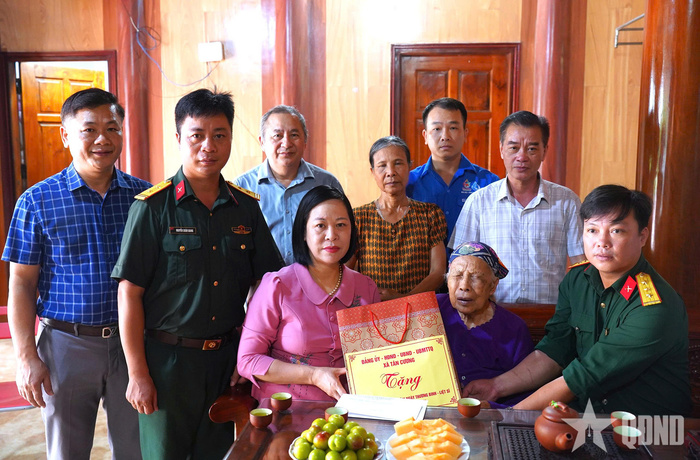 Lãnh đạo xã Tân Cương, tỉnh Thái Nguyên thăm, tặng quà Bà mẹ Việt Nam anh hùng Phạm Thị Nhì nhân dịp kỷ niệm 79 năm Ngày Thương binh - Liệt sĩ. 