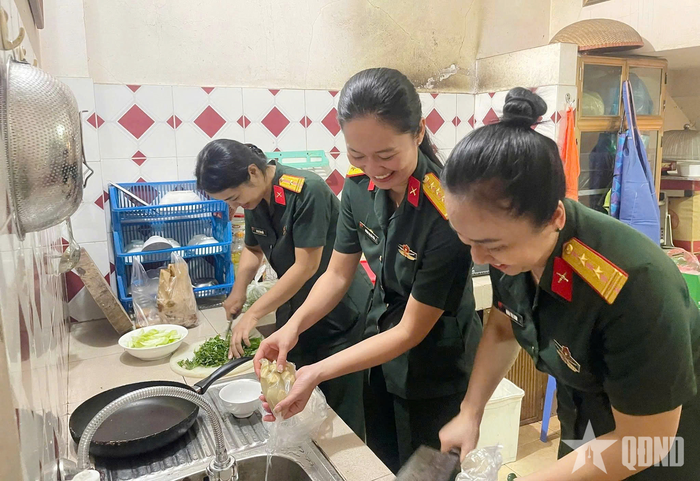  Hội Phụ nữ Bộ CHQS tỉnh Thái Nguyên thường xuyên nấu bữa ăn gia đình bên Bà mẹ Việt Nam anh hùng Nguyễn Thị Lợi. 
