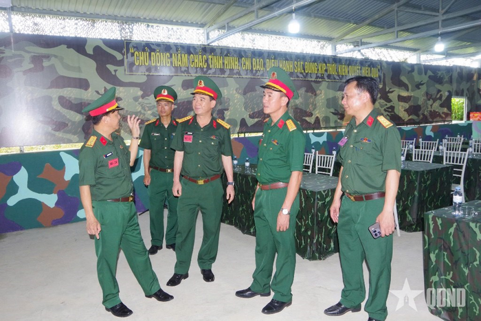  Lãnh đạo Quân khu 4 kiểm tra sở chỉ huy diễn tập xã Đại Đồng.
